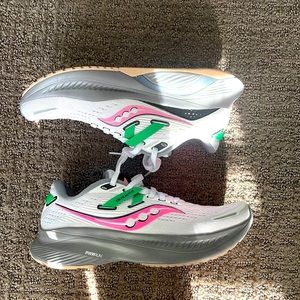 BRAND NEW *** Saucony Guide 16 women’s size 6